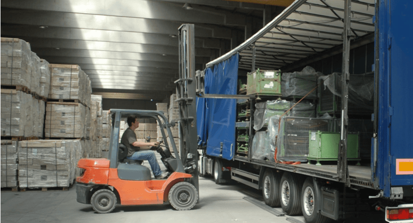 Lagerhalle Trailer Ladungstraeger